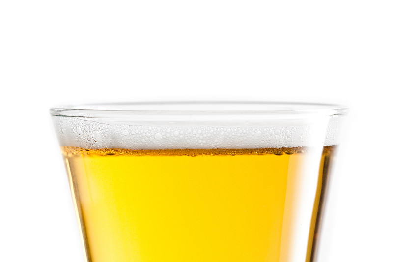 在白色的背景下，在满杯啤酒的顶部图片下载