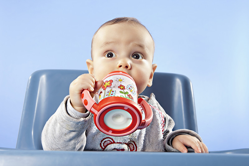 男婴(6-11个月)喝奶瓶图片下载