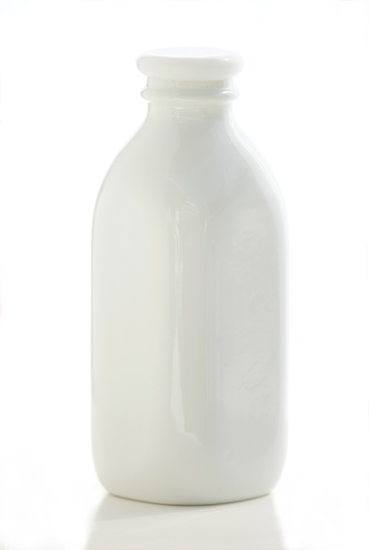 白色背景上的奶瓶图片下载