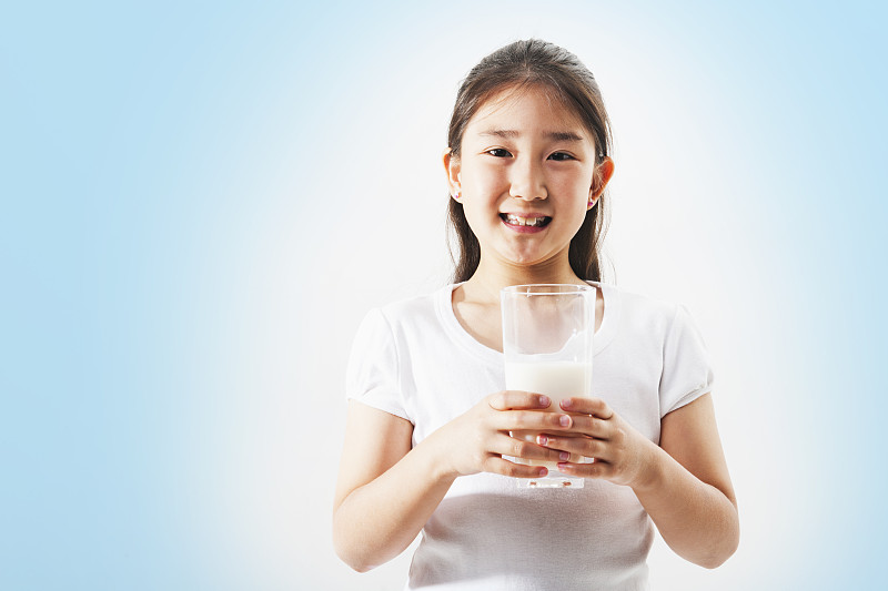 一个中国女孩在喝牛奶图片下载