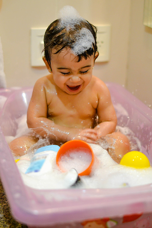 宝宝在浴缸里洗澡图片下载