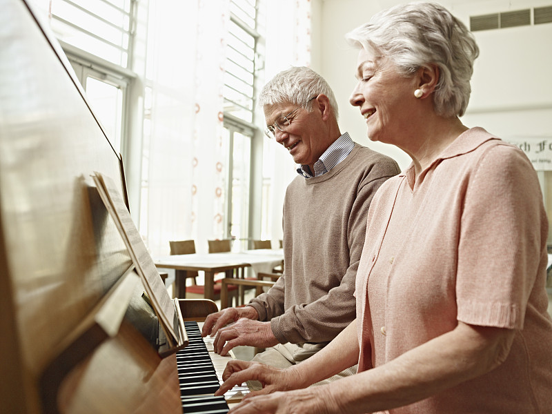 德国，科隆，老两口在养老院弹钢琴图片下载
