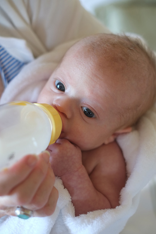 母亲用奶瓶喂新生婴儿图片下载