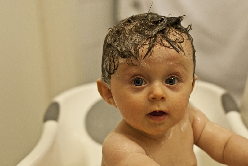 可爱的宝宝在洗澡图片下载