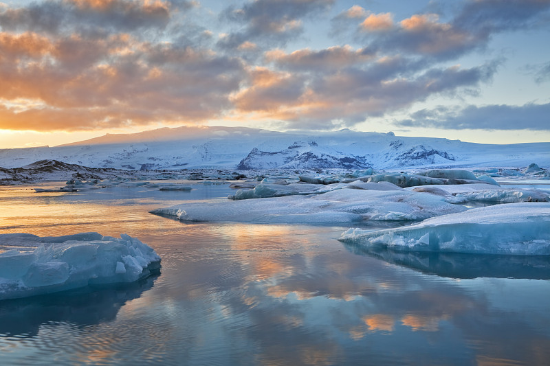 日落时分，冰川湖的冰山图片下载