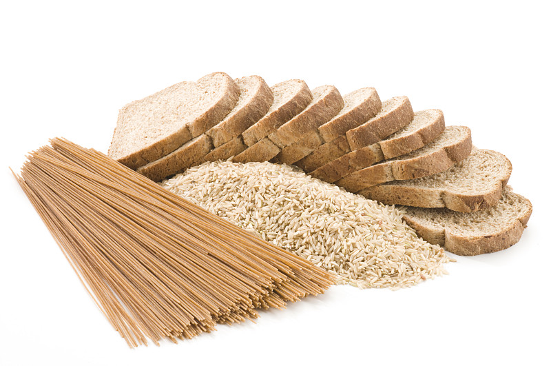 面包，大米和面食全谷物在白色背景图片下载