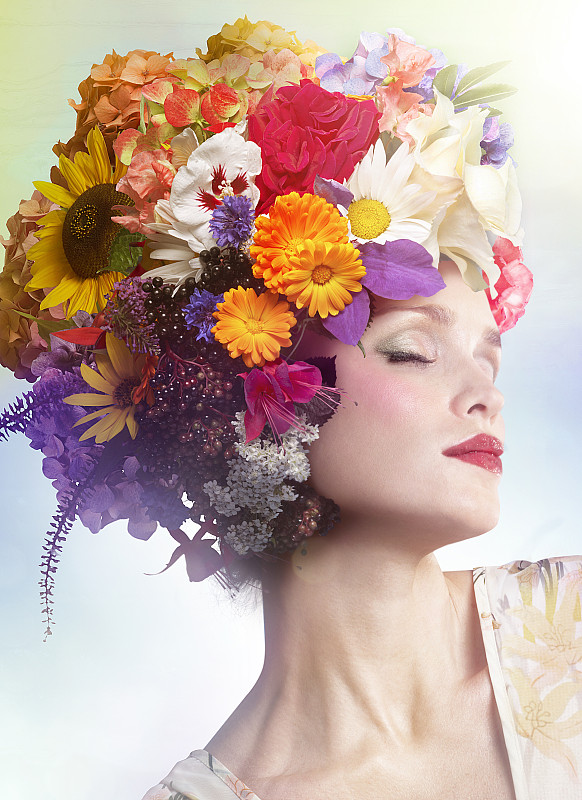 戴着一顶彩色花朵做成的帽子的女人图片下载