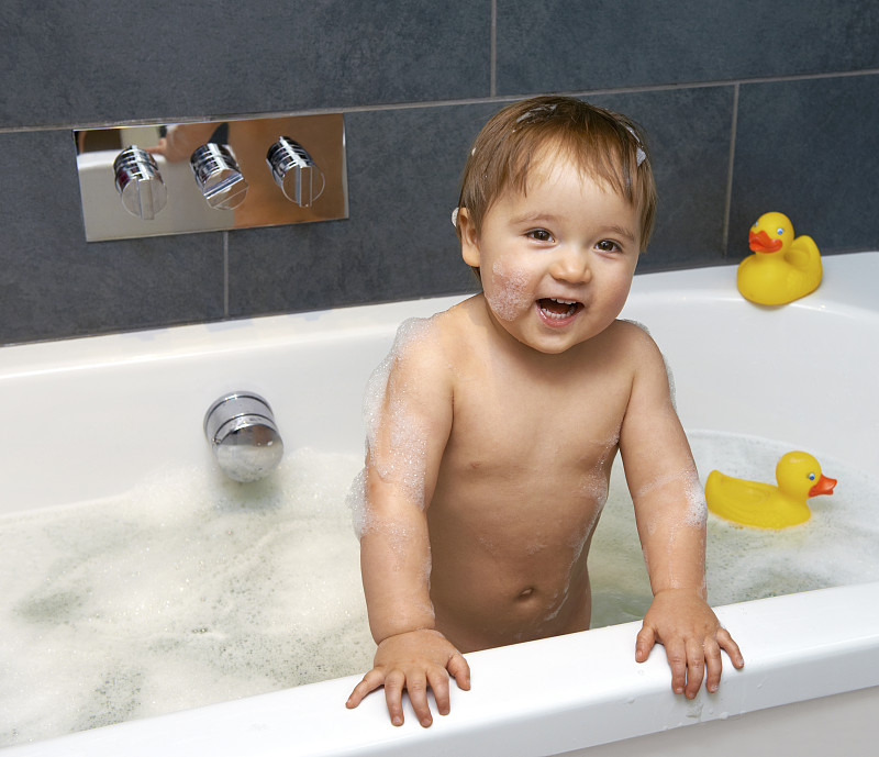 宝宝洗澡的时候快乐图片下载