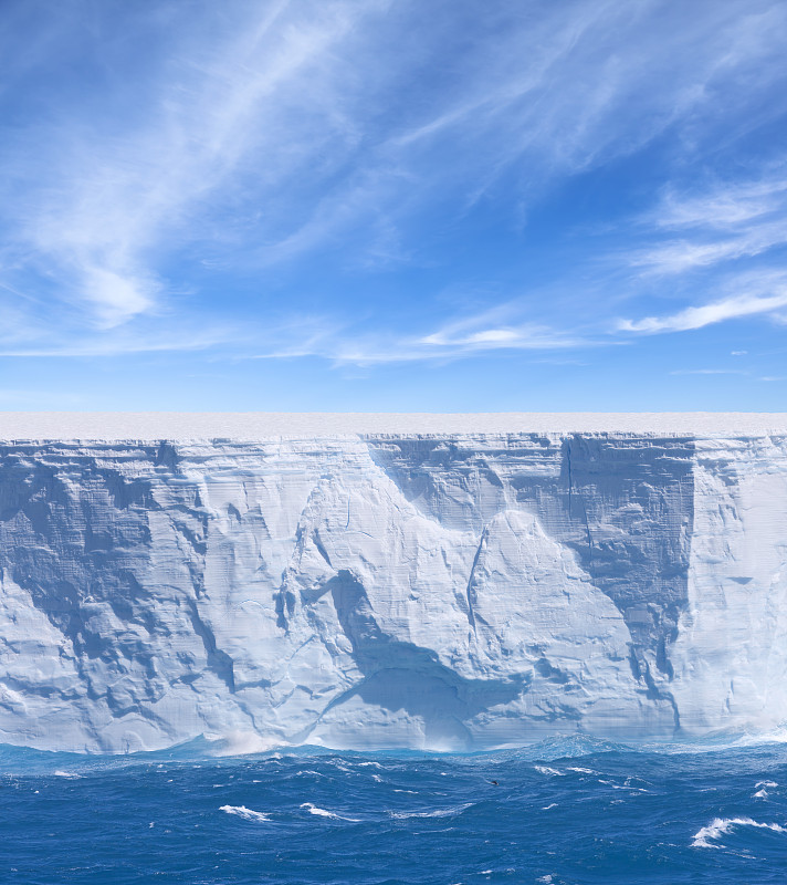 南极洲漂浮着冰山图片下载