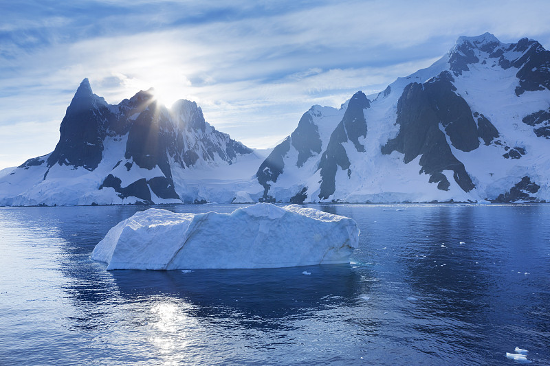 南极勒梅尔海峡第一缕阳光照在雪山上图片下载