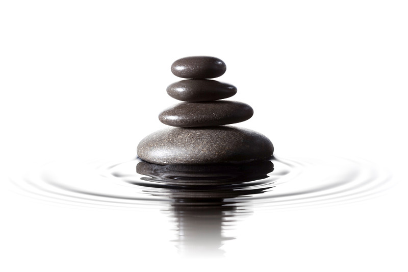 平衡的黑石在水-风水按摩Lastone图片素材