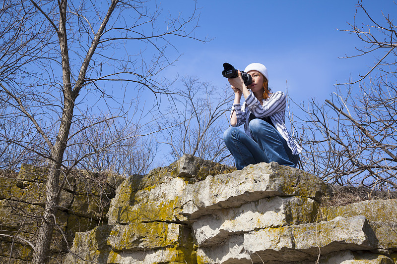 年轻女性摄影师探索，拍摄自然图片下载