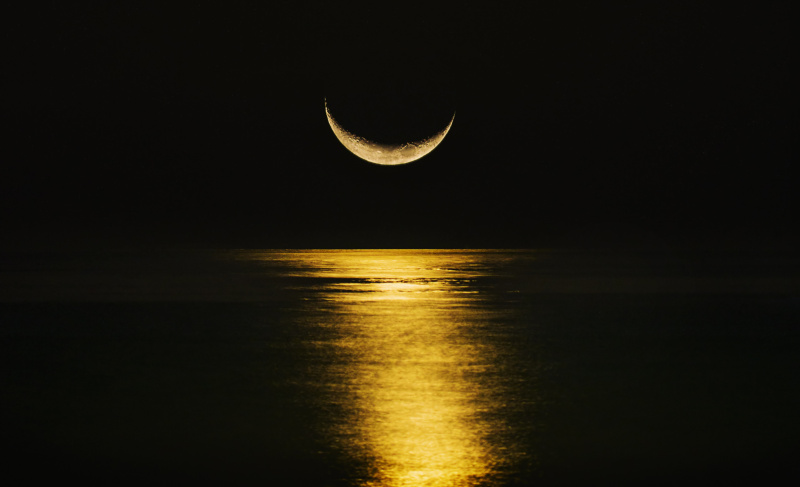 新月倒映在海面上图片素材