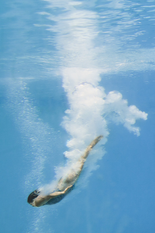 女潜水员在水池中，水下视野，(模糊动作)图片下载