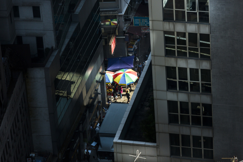 香港街街市的彩色雨伞图片下载