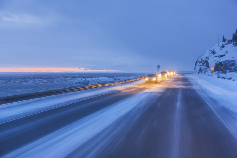 交通驾驶在苏厄德高速公路在一个暴风雪在黄昏在白鲸点图片下载