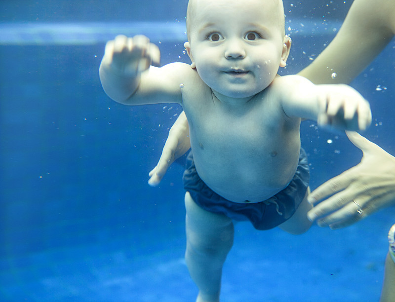 婴儿在水下图片素材