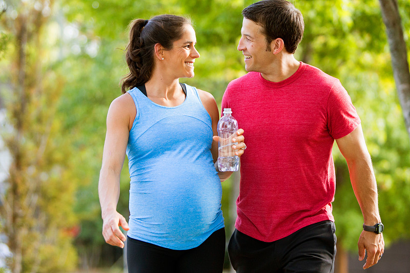 孕妇和丈夫一起锻炼。图片素材