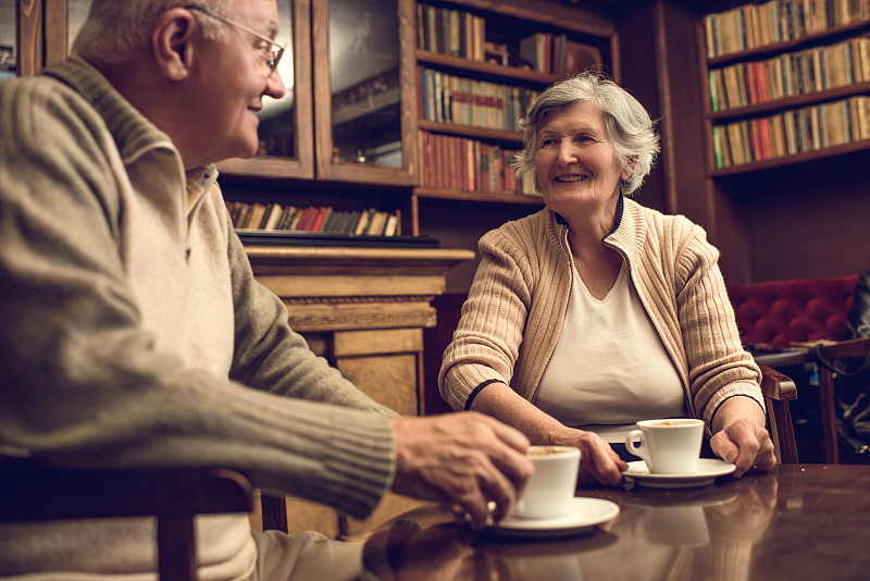老夫妇在喝咖啡的时间在家里放松和交流。图片下载