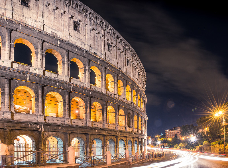 运动模糊了罗马竞技场的交通图片素材