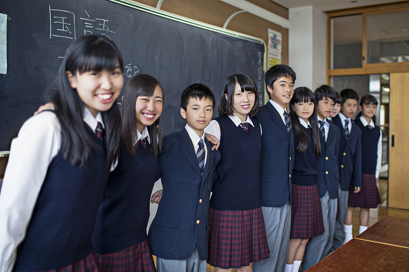 教室里快乐的日本学生的肖像图片素材