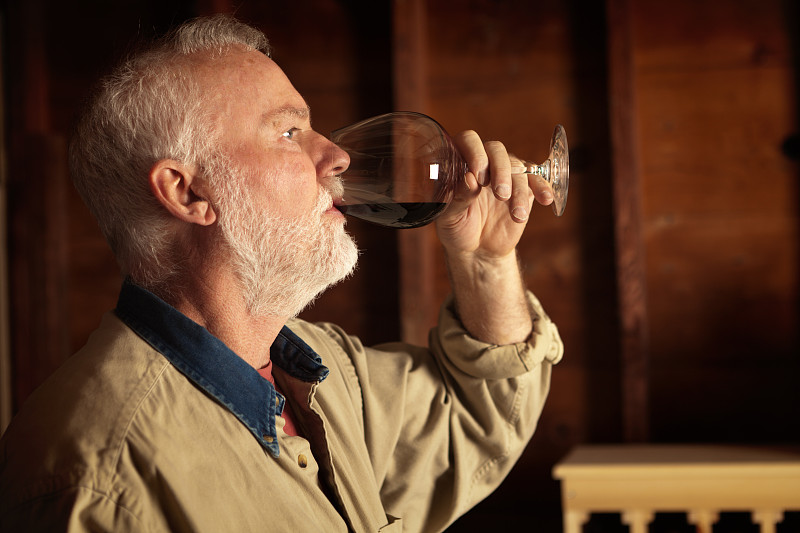 酿酒师在酒窖里研究和品尝葡萄酒图片下载