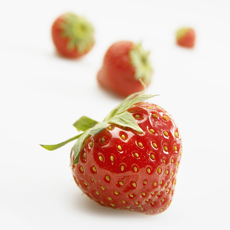 刚摘的草莓衬着白色图片下载