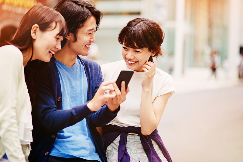 一群拥有智能手机的日本年轻人图片下载