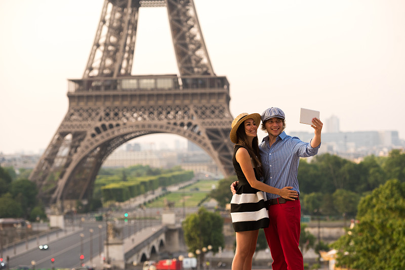 一对情侣在巴黎埃菲尔铁塔自拍图片素材