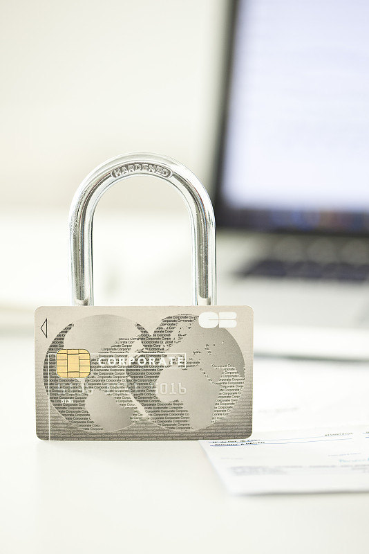 信用卡和锁代表网络安全图片下载