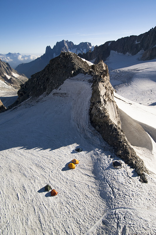在法国阿尔卑斯山的冰川上露营图片下载