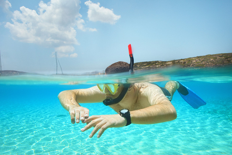 水下潜水冒险青年浮潜半青绿色海水泻湖图片下载