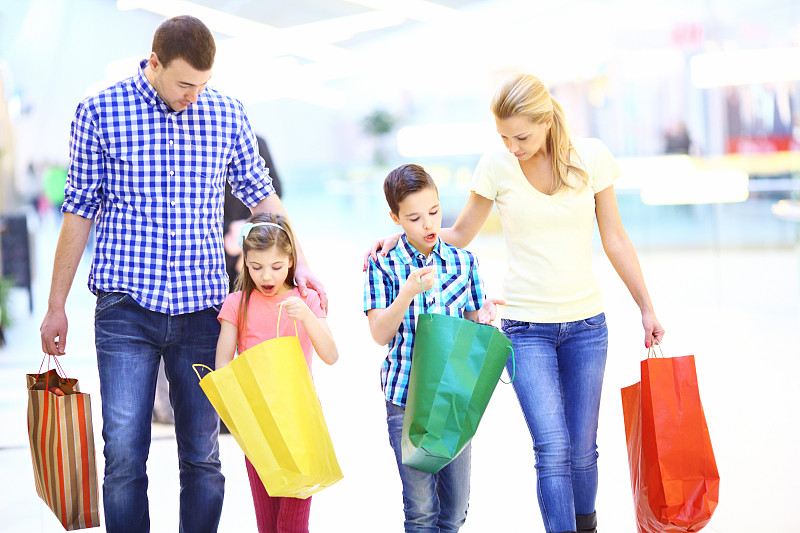 年轻的家庭在一起购物。图片下载
