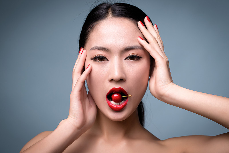 亚洲女性喜欢化妆和樱桃图片下载