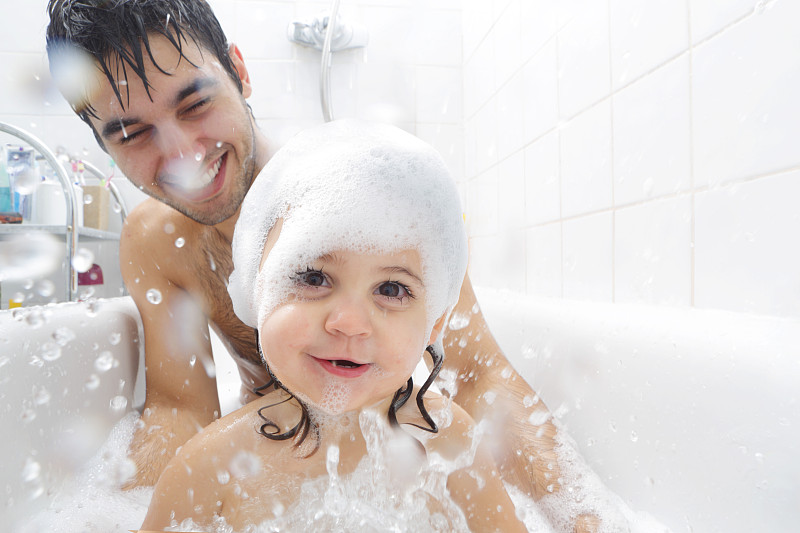 爸爸和小女儿在洗澡图片下载