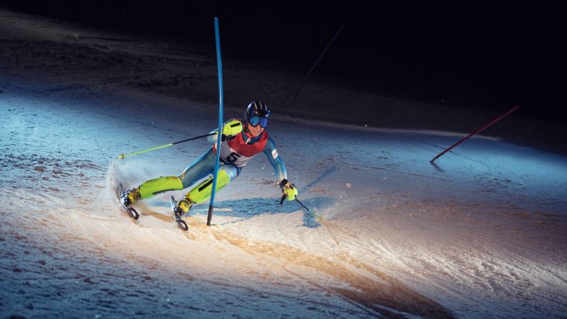 一个职业高山滑雪训练的夜晚镜头图片下载