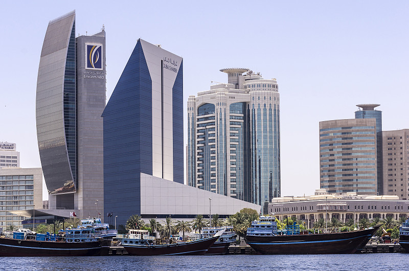 阿联酋，迪拜，里加，小溪边的高楼大厦图片下载