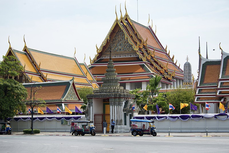 嘟嘟车在曼谷大皇宫附近等待游客图片素材