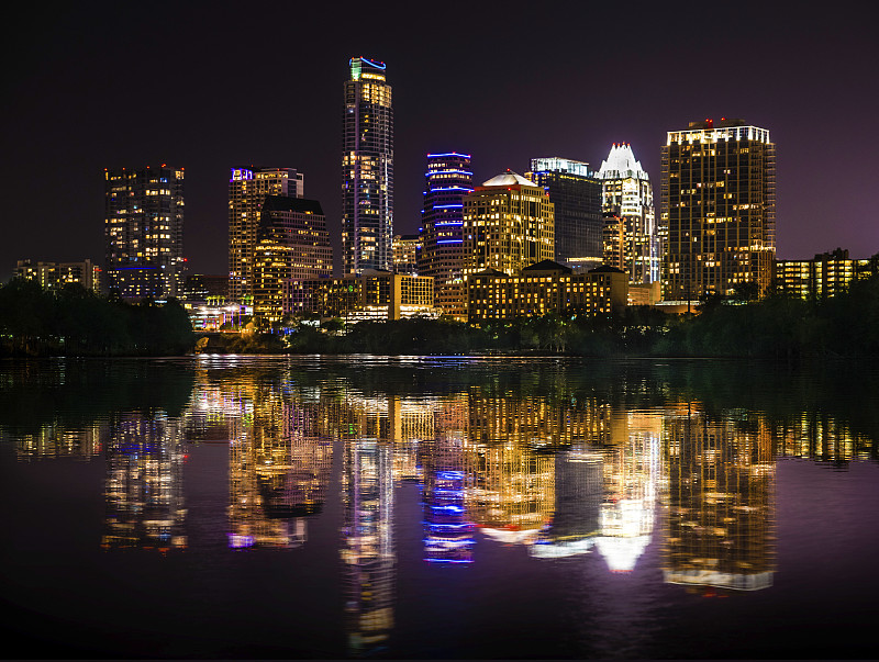奥斯汀德克萨斯天际线城市景观反射在晚上瓢虫湖图片下载