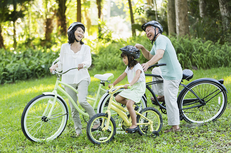 小女孩和爷爷奶奶一起骑自行车图片下载