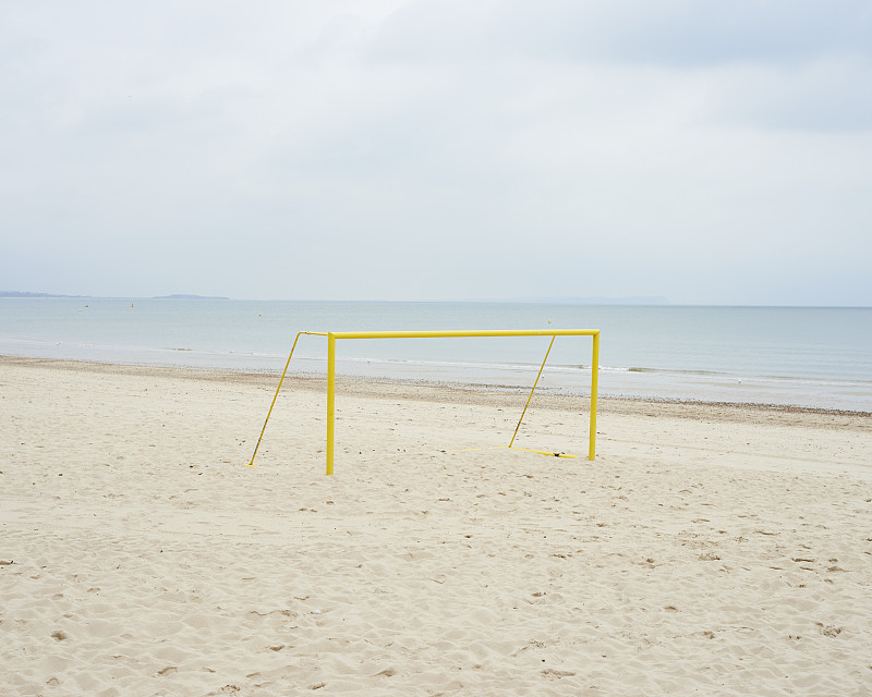 沙滩上的足球门柱图片下载