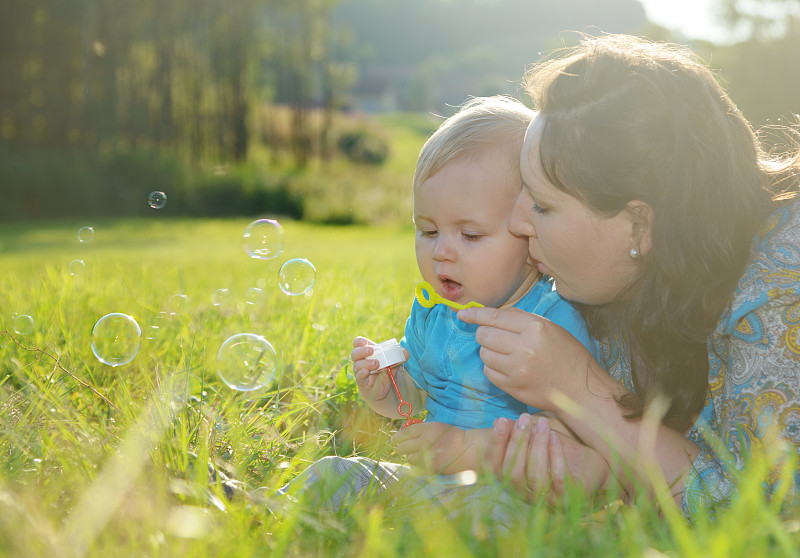 妈妈和宝宝在玩肥皂泡图片下载