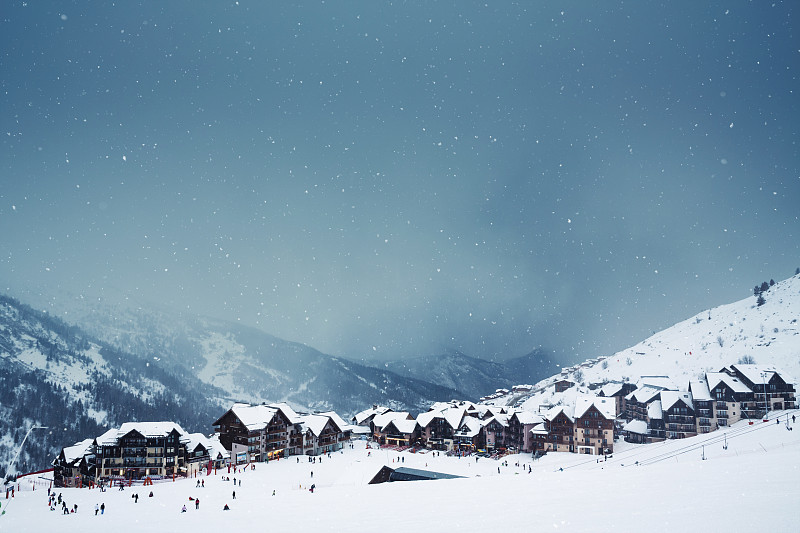雪天上的滑雪村图片下载