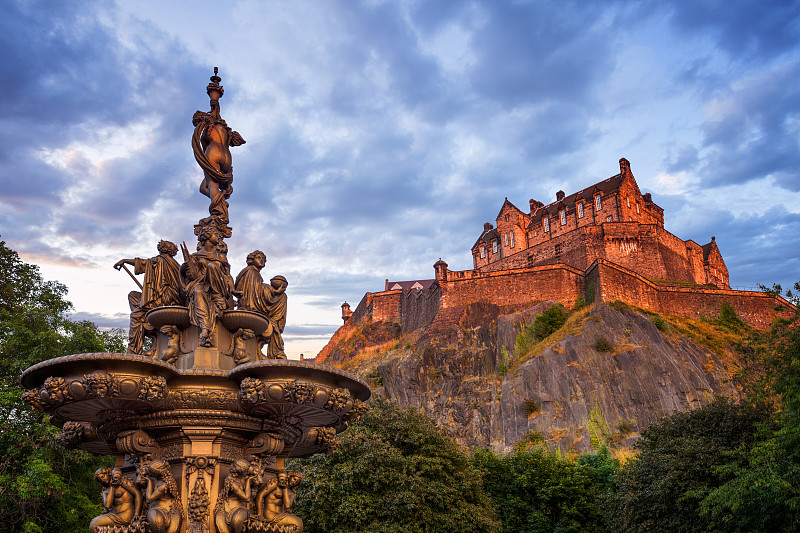 爱丁堡城堡和喷泉的日落，苏格兰图片下载