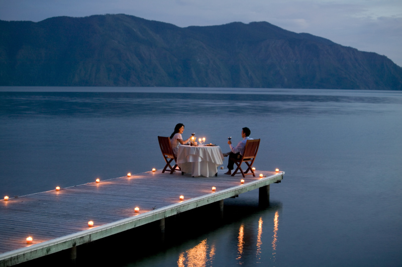 一对情侣在码头上吃浪漫晚餐图片下载