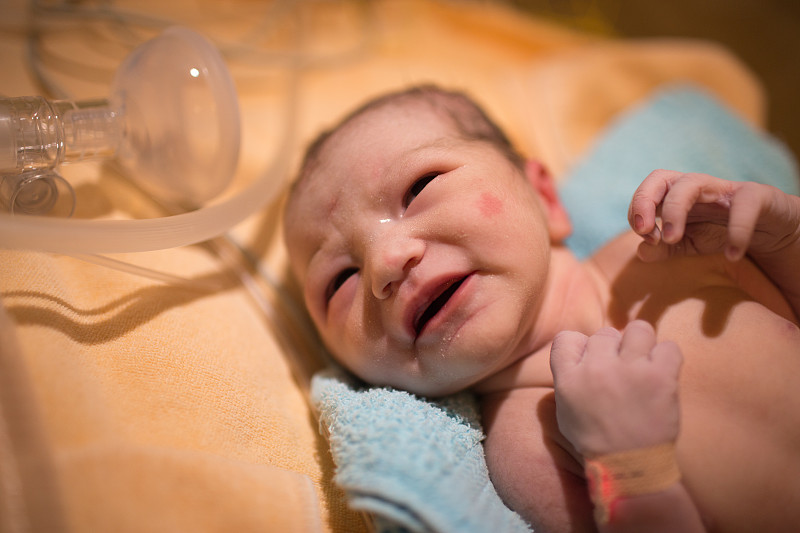 刚在医院分娩的欧亚新生儿图片下载