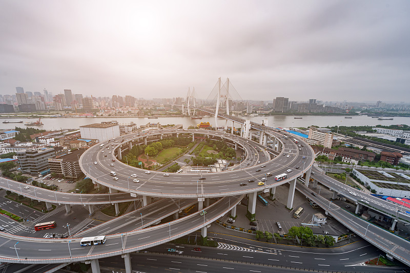 日出时上海高速公路鸟瞰图图片下载