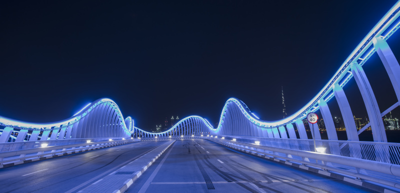 一辆车停在发光的蓝色桥上图片素材