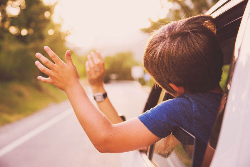 家庭夏季旅行驾驶越野车享受道路在加泰罗尼亚比利牛斯与手在道路微风。图片下载