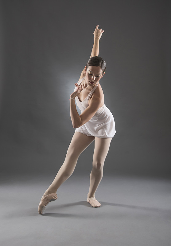 西班牙芭蕾舞演员踮着脚尖摆姿势图片下载